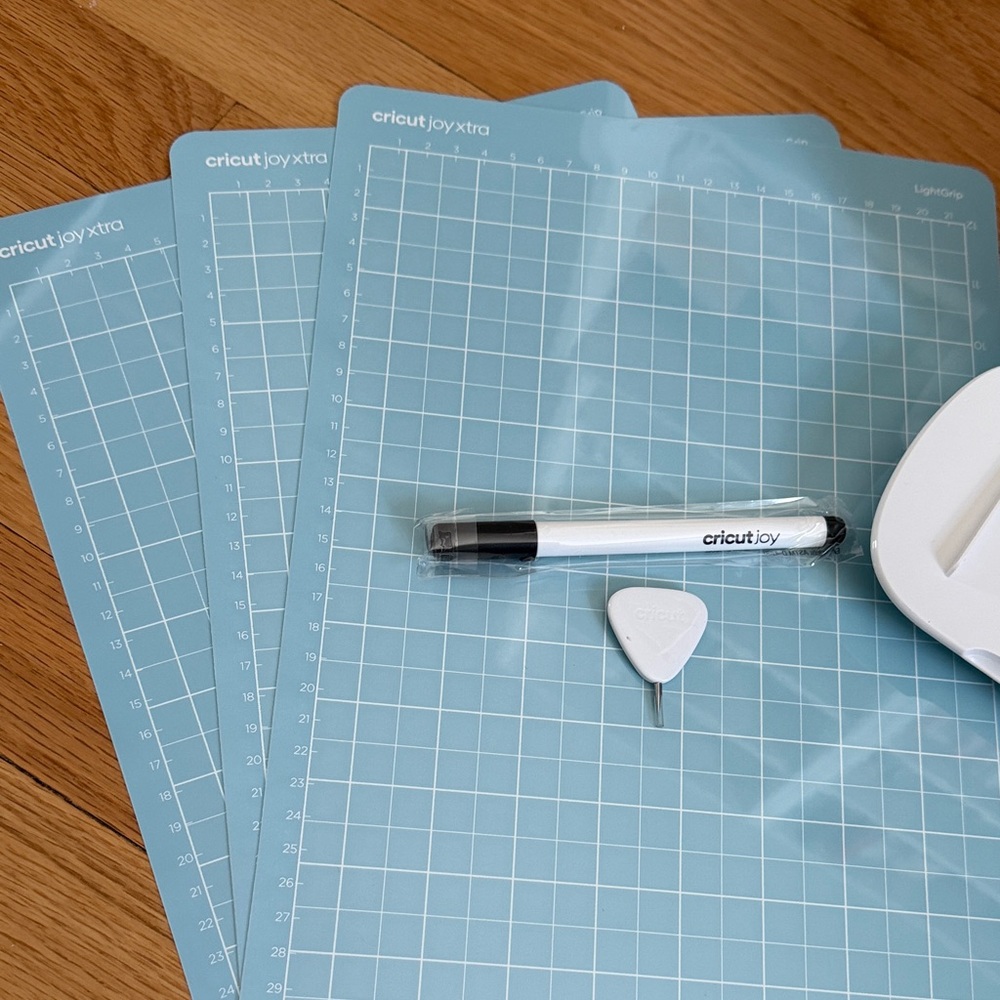 Cricut Joy Xtra Machine with 3 new Light Grip Blue Mats and Accessories - Picture 2 of 4